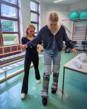 Schülerinnen testen eine Versorgung